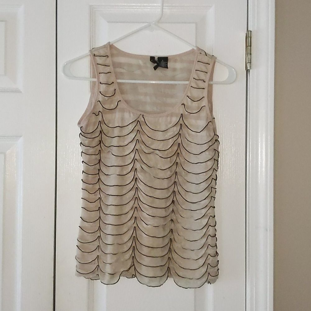 New Directions ruffle tan and black sleeveless top